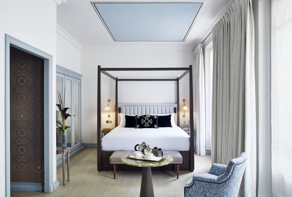 Immerse yourself in the refined atmosphere of a boutique hotel in the 8th arrondissement of Paris, where history meets French luxury. Book your stay at the Hôtel de Montesquieu for an unforgettable experience.
